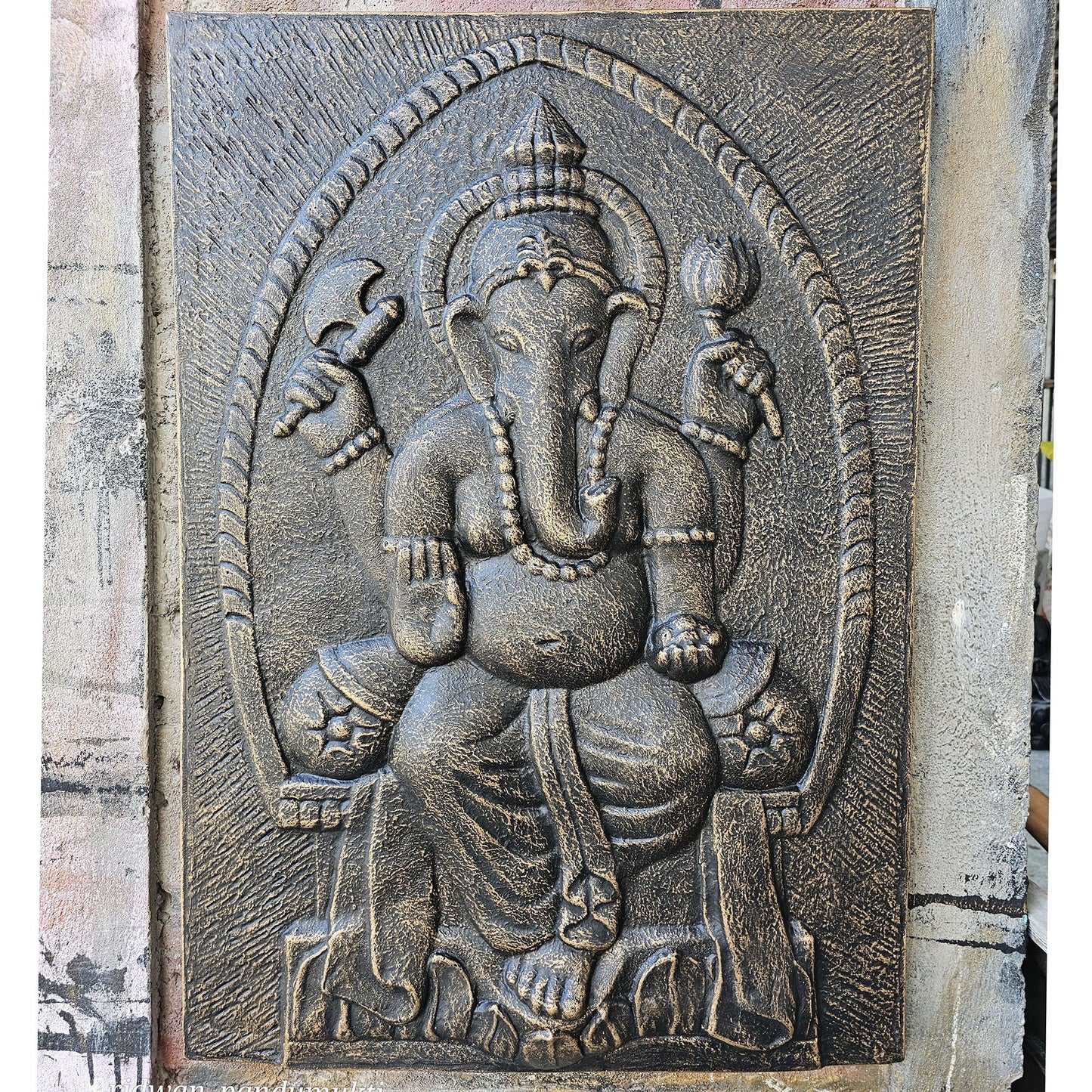 Grand Cadre en Fer Ganpati en Relief Doré Antique - 0,7x1m